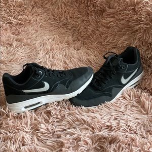 cute nike black shoes